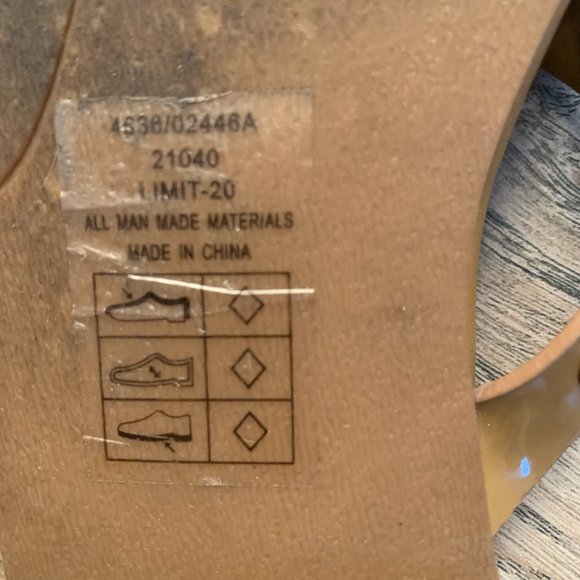 PIERRE DUMAS WOMEN'S‎ LIMIT-20 MEDALLION FLIP FLOP SANDALS MOCHA 7.5 - Picture 6 of 8